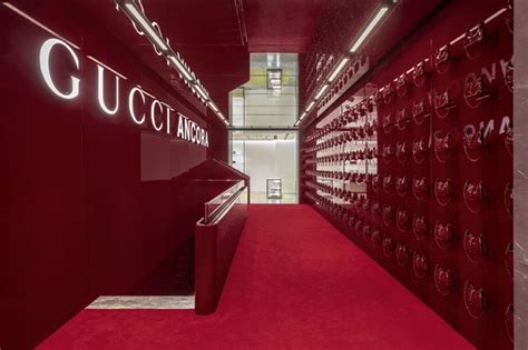 sede showroom gucci milano|gucci retailers near me.